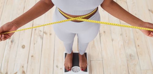 Starší žena připravuje v kuchyni zdravé jídlo